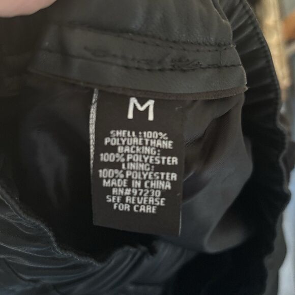 Almost Famous Pull On Baggy Cargo Vegan Leather Pants Size Medium - Picture 6 of 6